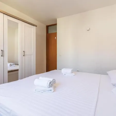 Stunning In W/ 4 Bedrooms Apartment Split