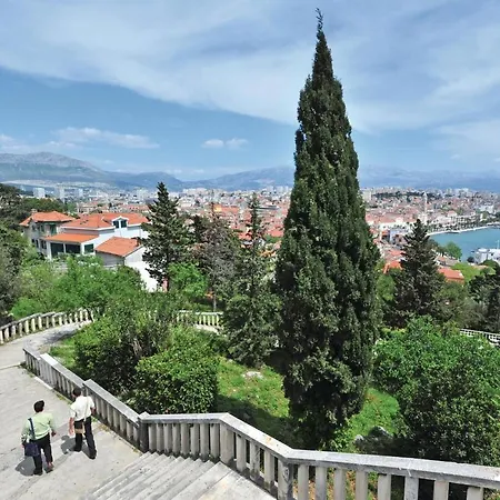 Apartment Stunning In W/ 4 Bedrooms Split